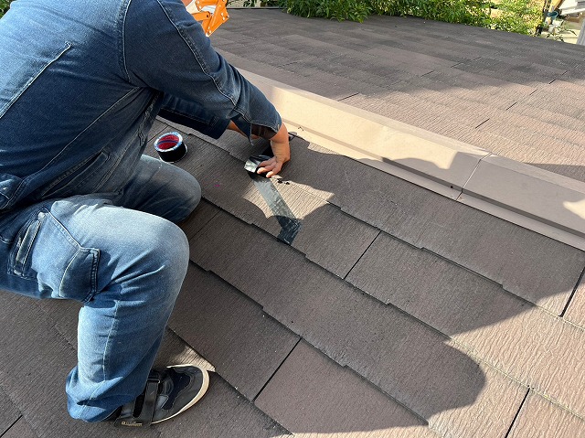 カラーベスト屋根　ひび割れ　防水テープ